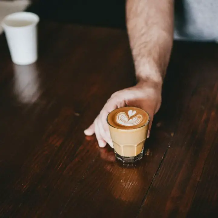 1675424287 Wie man flachen weisen Kaffee ohne Maschine macht einfach