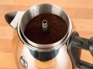 1675537973 Die French Press vs Kaffeemaschine – die Unterschiede erklart