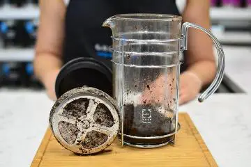 1675611506 So reinigen Sie eine French Press