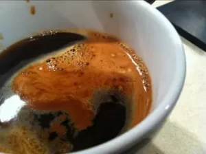 So machen Sie Espresso zu Hause ohne eine ausgefallene Maschine